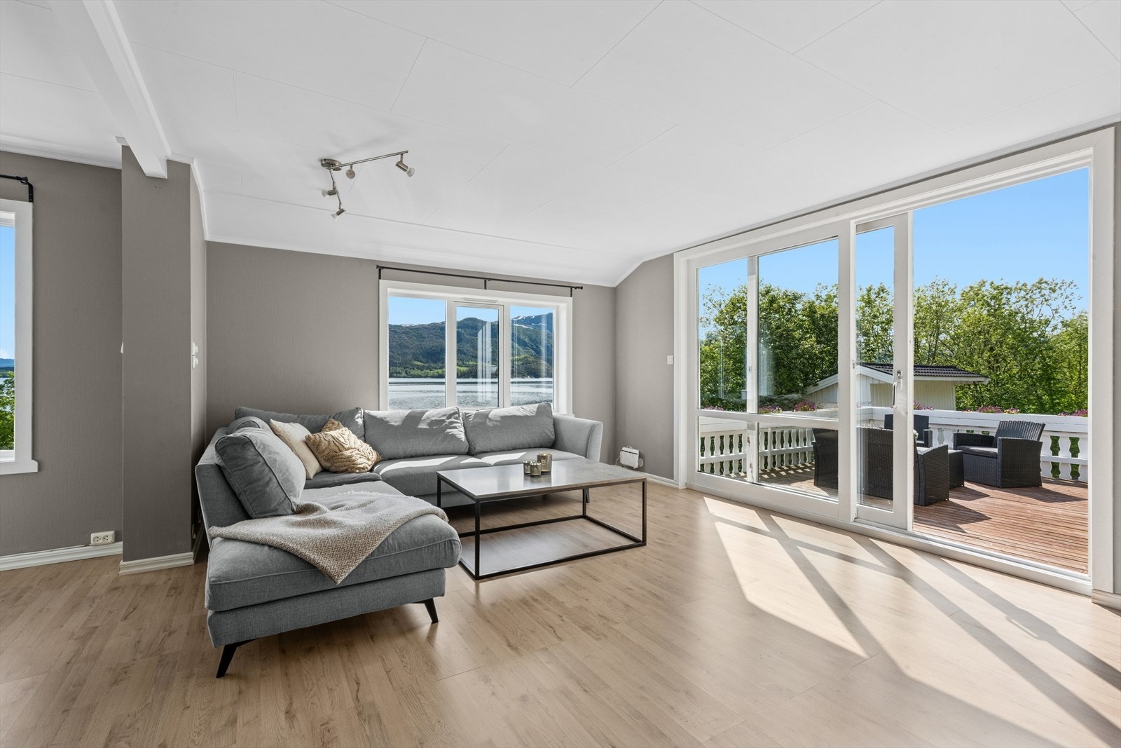 Boligen har en lys og romslig stue med god plass til møblering i flere soner. Galleribilde