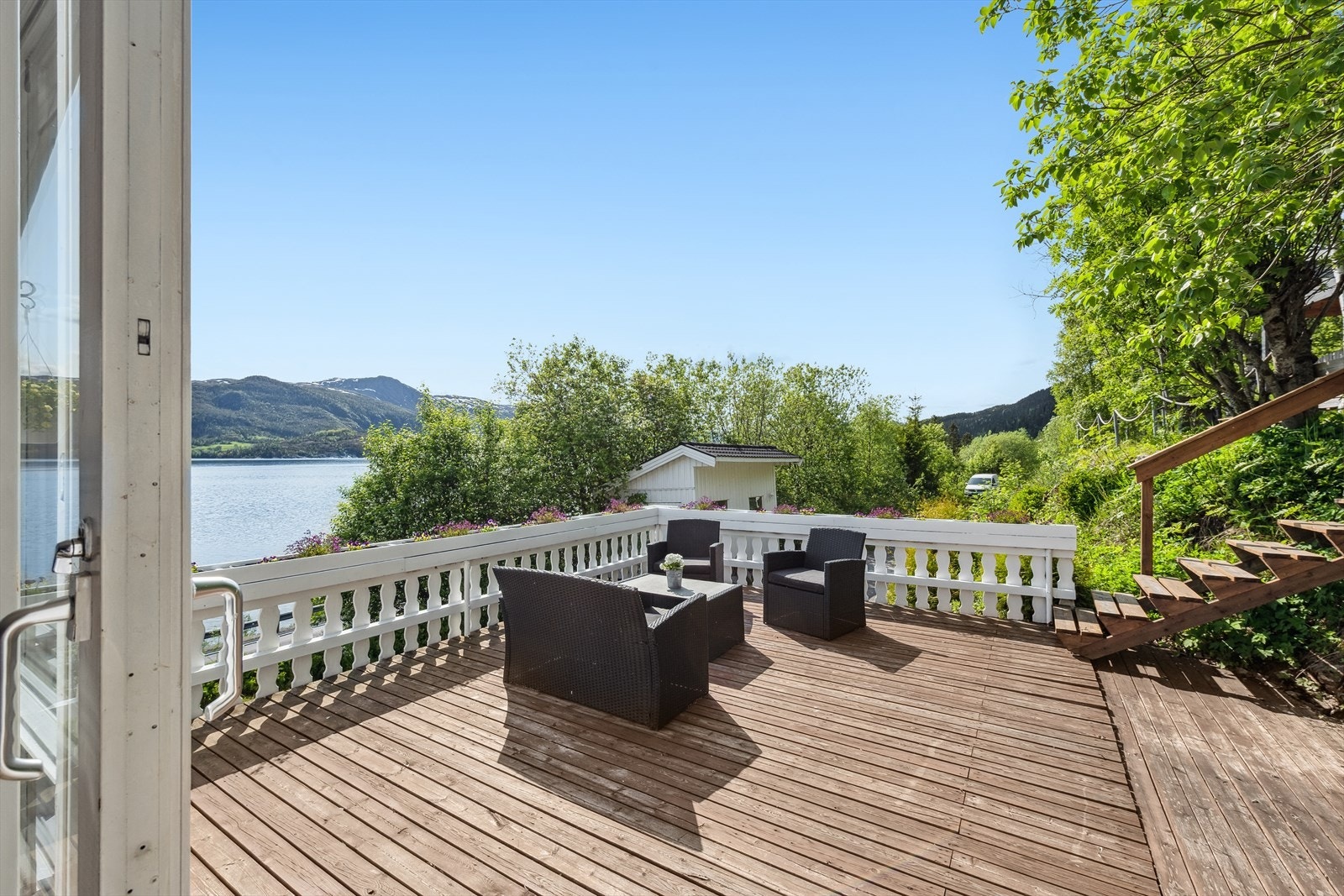 Det er fine uteplasser på eiendommen. Galleribilde