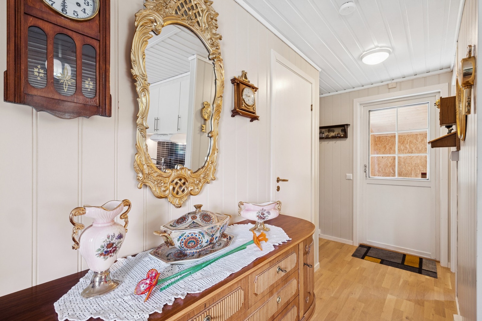 Innvendig møtes du av en lysmalt entré med plass til oppbevaring av sko og yttertøy. Galleribilde