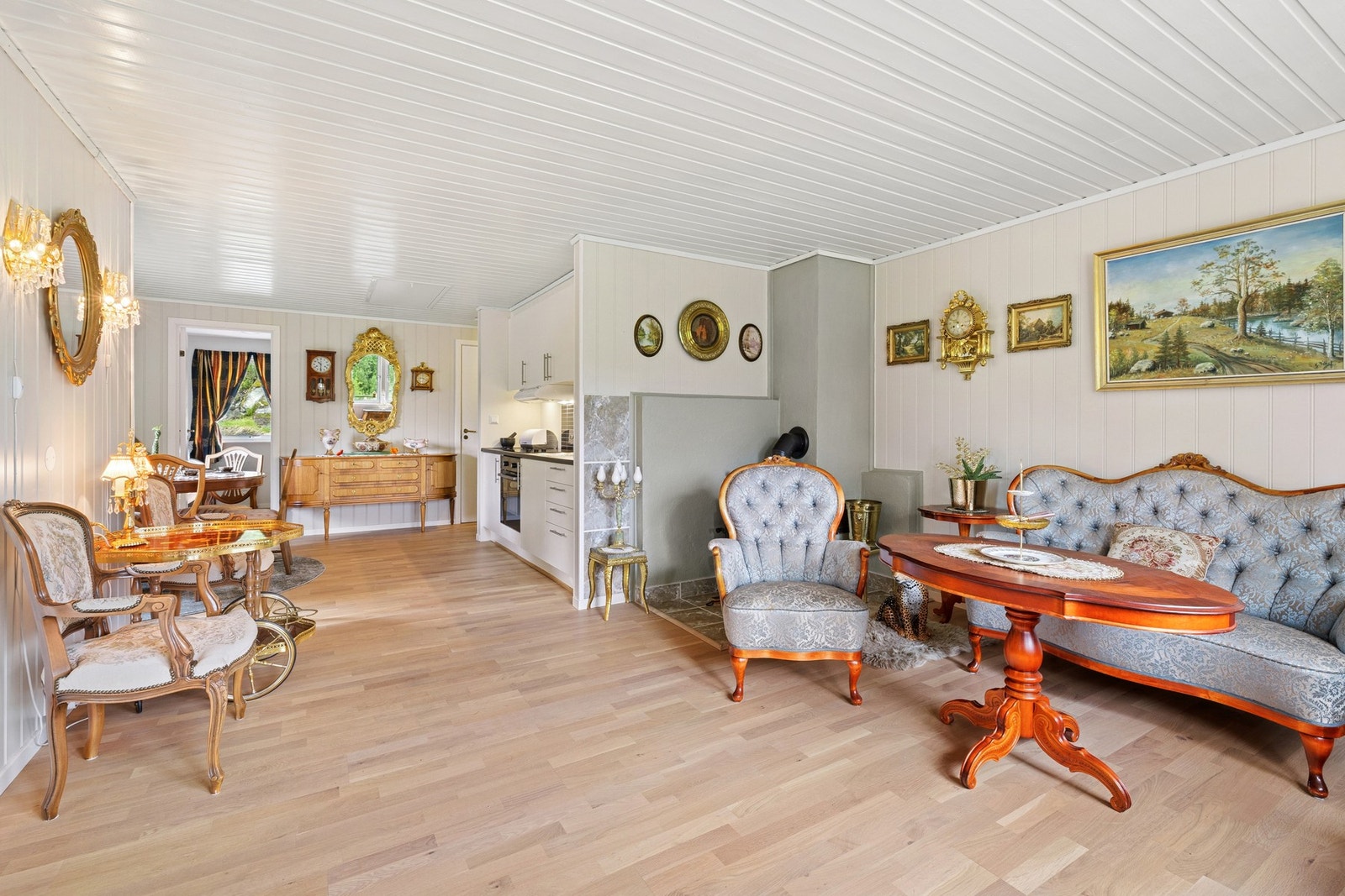 Det er god plass til spisegruppe tilknyttet kjøkkenet. Galleribilde