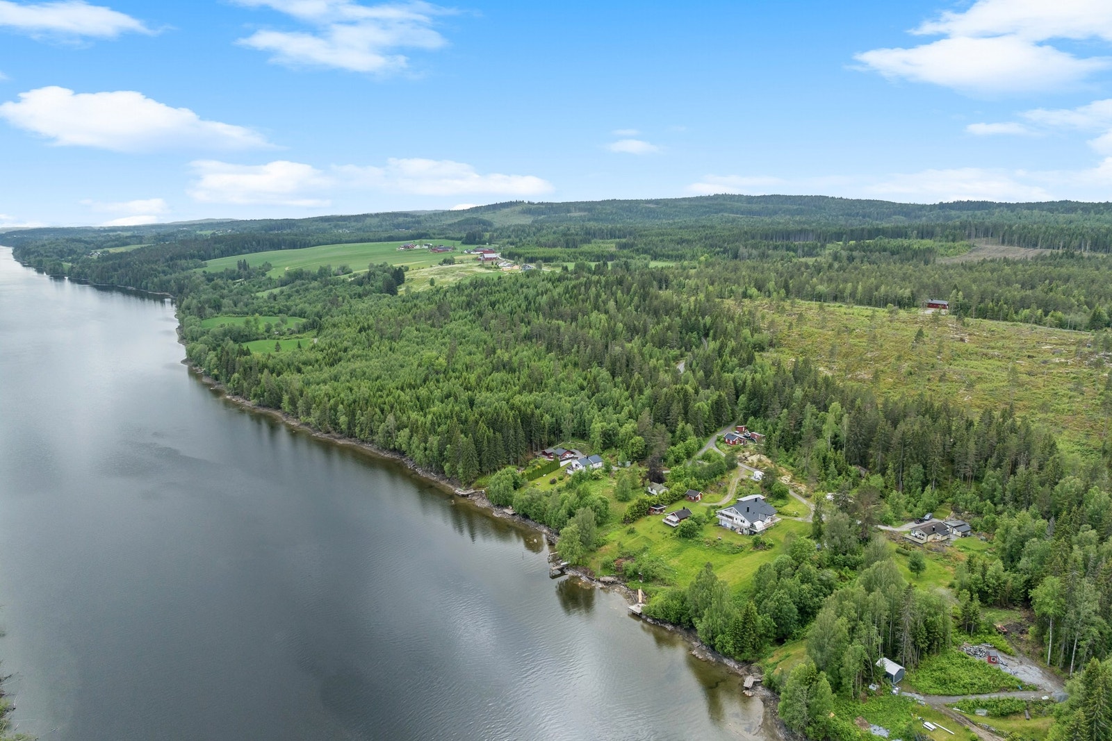 Det er gangavstand til skogsstier og grønne lunger, og kort vei til badeplasser langs Vorma og Mjøsa. Galleribilde