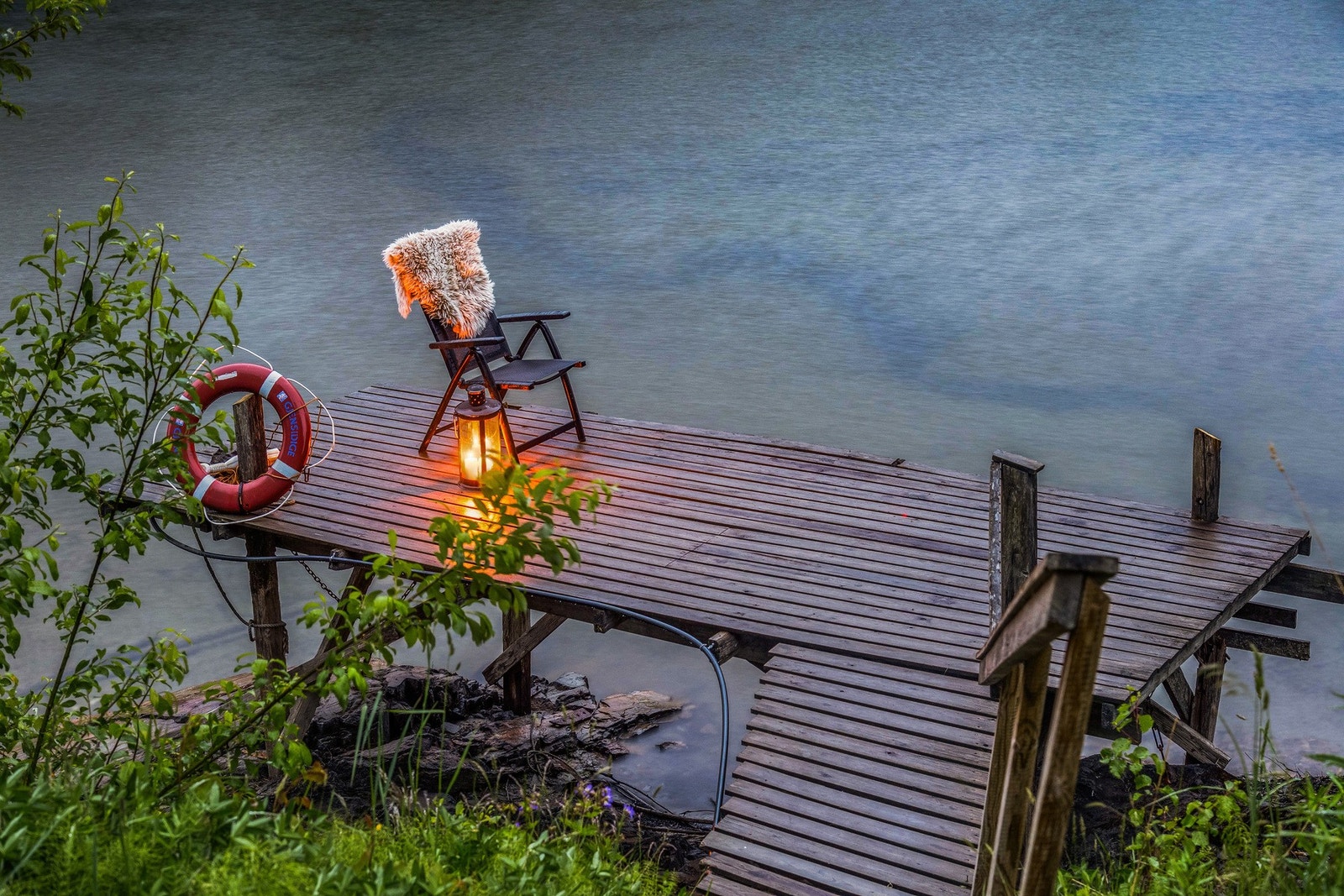 Eiendommen har privat brygge ut mot Vorma. Her kan du både bade og fiske. Galleribilde