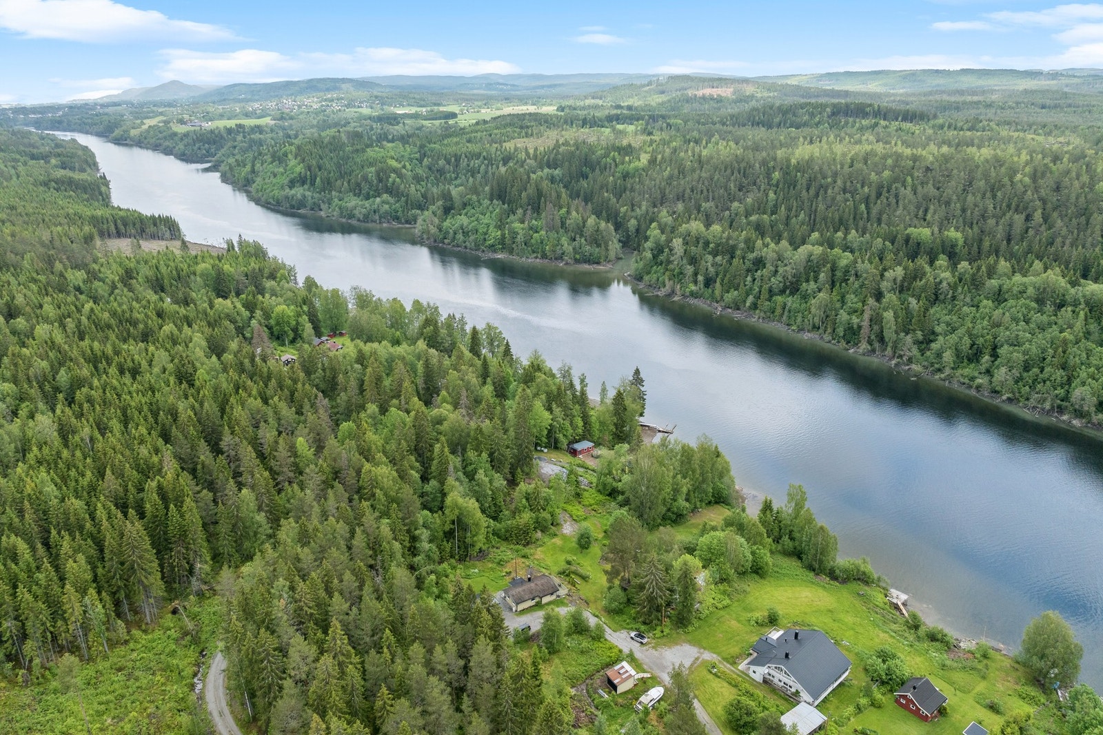Beliggenheten gjør det enkelt å komme seg til både Eidsvoll sentrum, Gardermoen og Oslo - enten med bil eller tog. Galleribilde