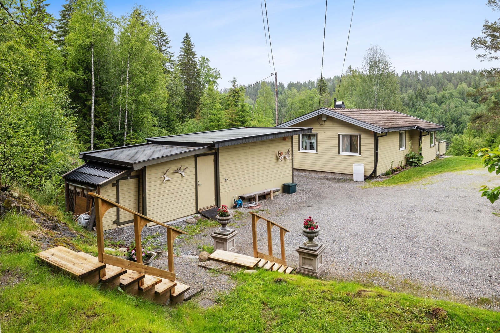 Boligen ligger i et rolig og skjermet område med en ideell kombinasjon av landlig atmosfære og nærhet til urbane fasiliteter. Galleribilde