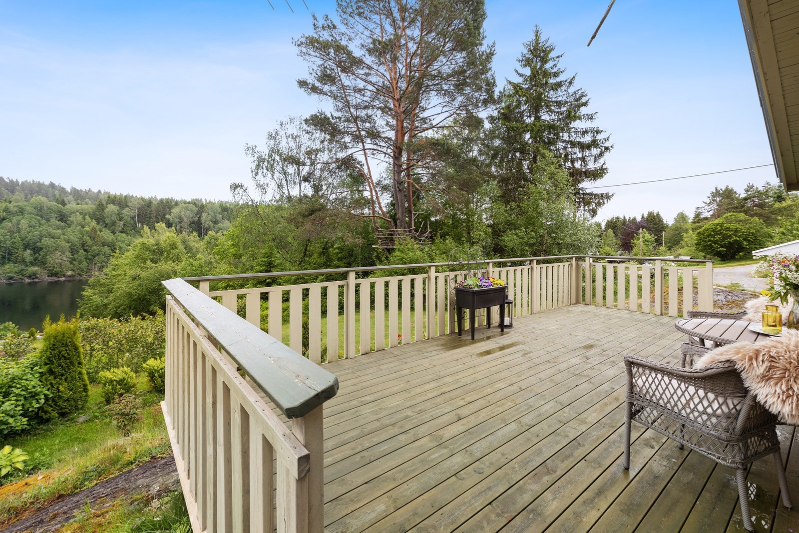 Terrasse med plass til utemøblement og grill. Galleribilde