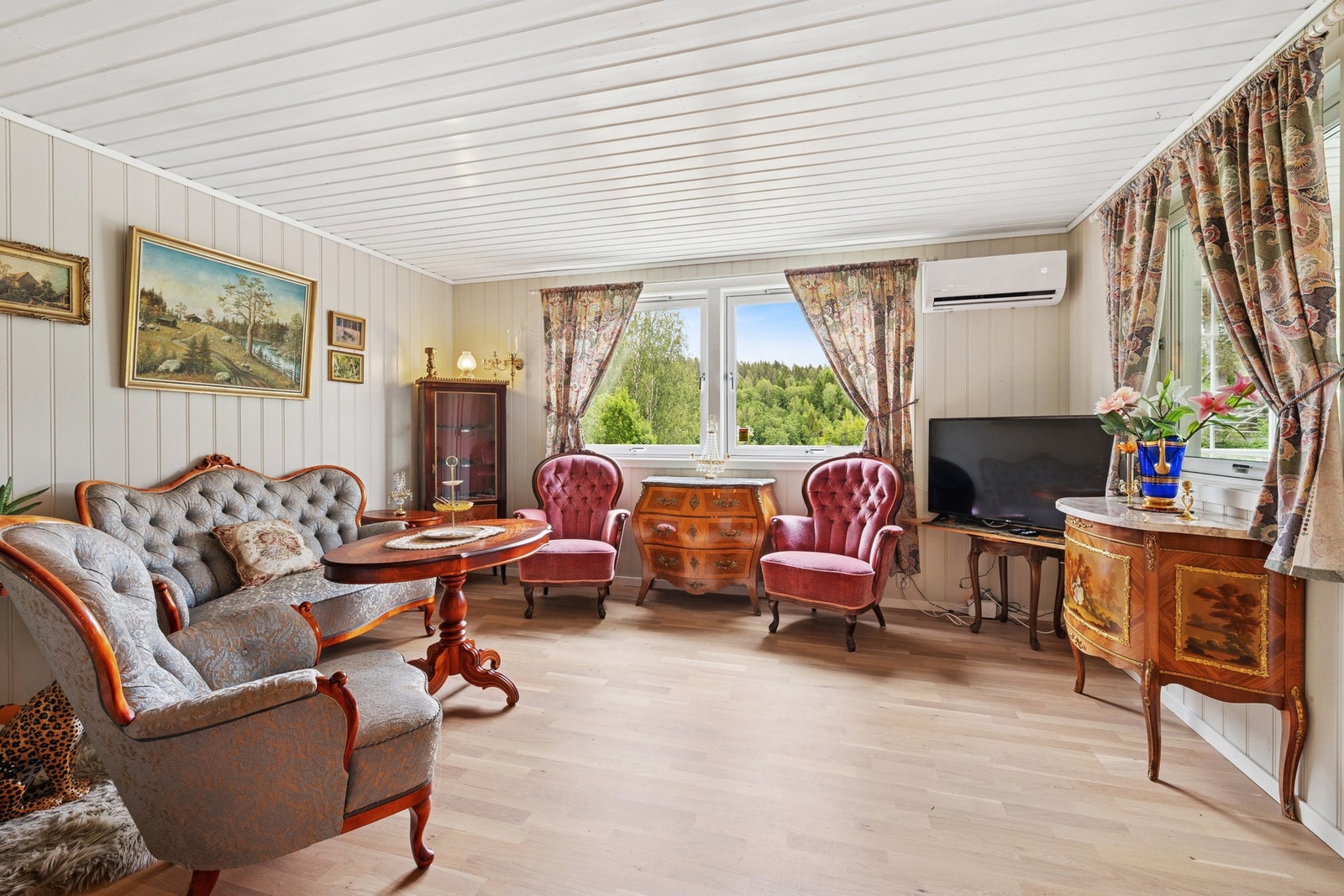 Stuen har både montert varmepumpe og vedovn for komfort og varme på kaldere dager. Galleribilde