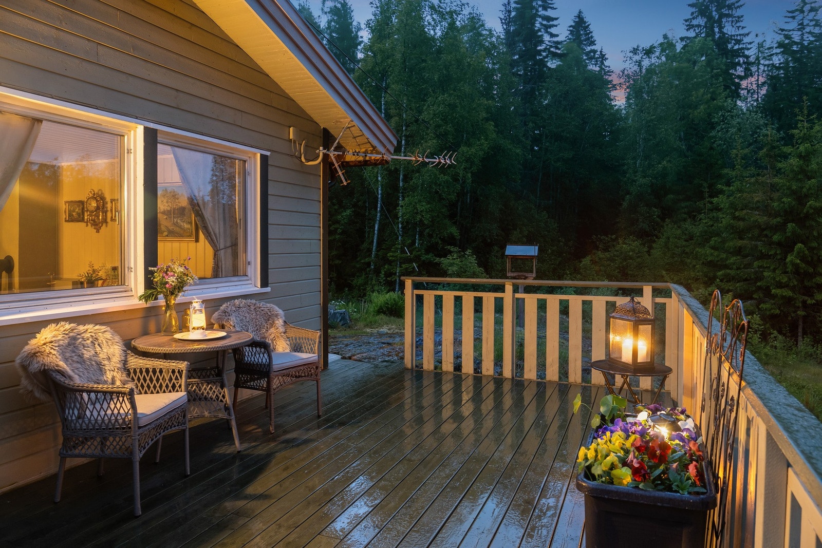 Kveldsstemning på terrassen. Galleribilde