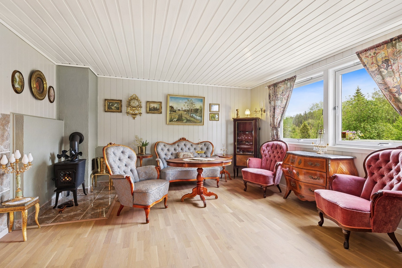 Her har du god plass til både spisebord, samt sofagruppe med tilhørende møblement. Galleribilde