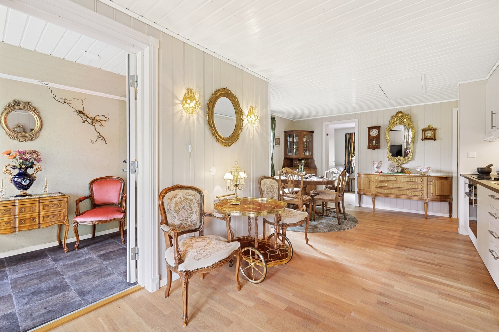 Stuen er todelt, noe som bidrar til ekstra privatliv og spillerom i hverdagen. Galleribilde