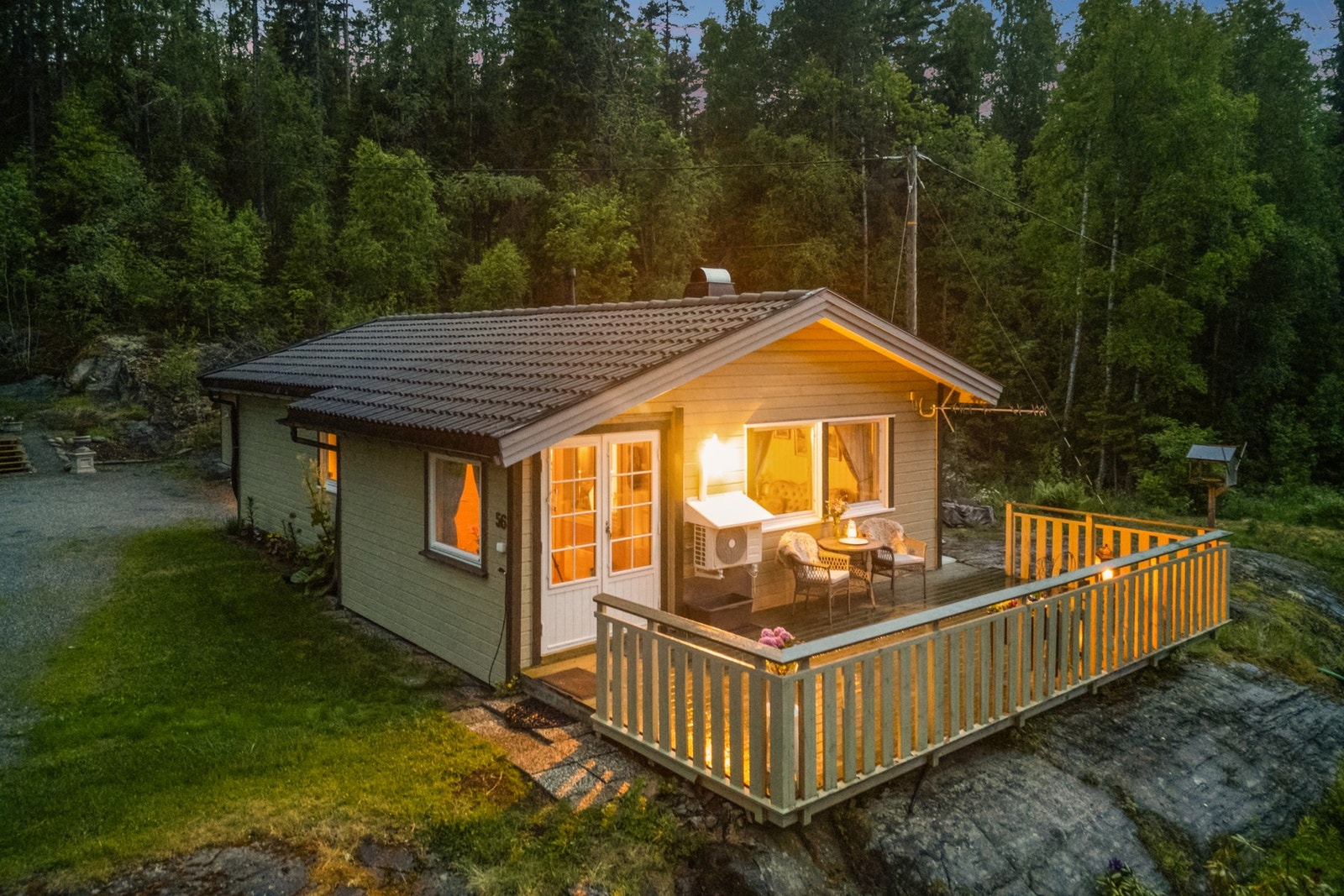 Kveldsstemning på terrassen. Galleribilde