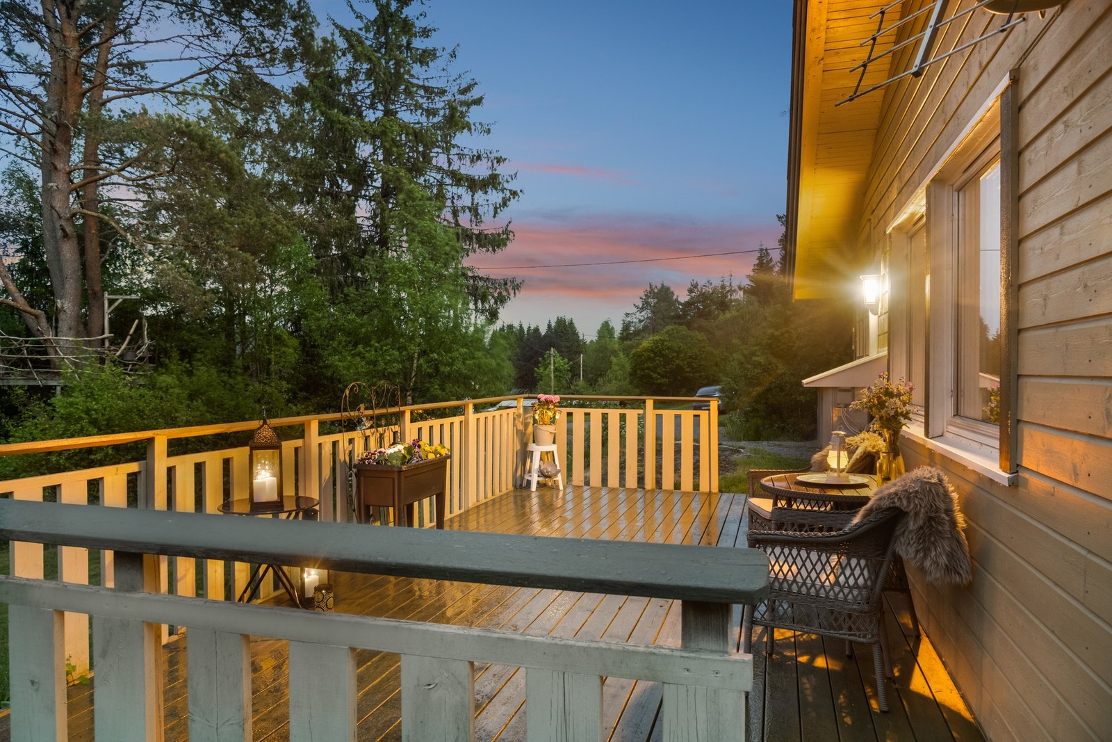 Terrassen er godt skjermet og et ideelt sted å finne roen i en ellers travel hverdag. Galleribilde