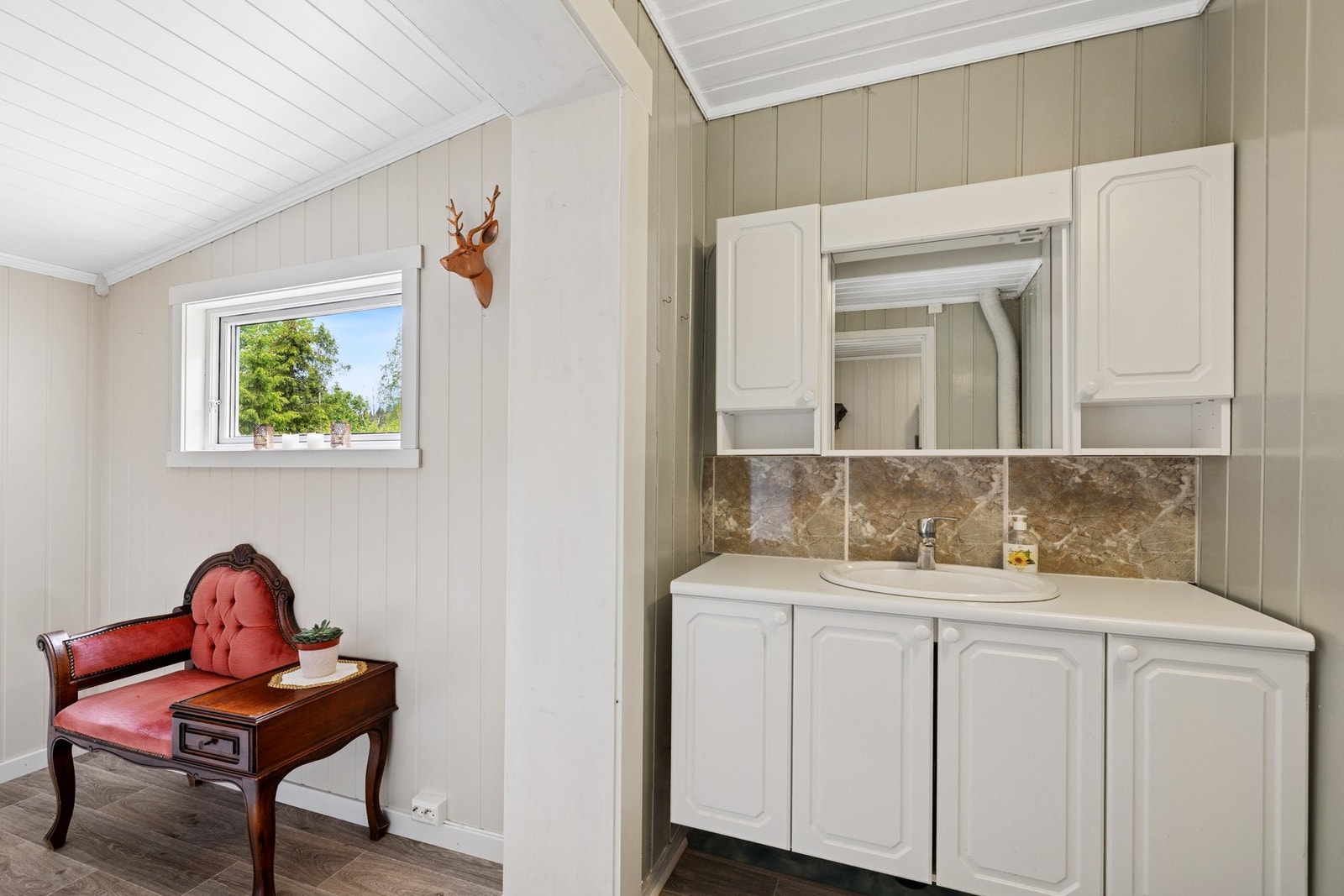 Toalettrom med servant, skuffeseksjon og forbrenningstoalett. Galleribilde