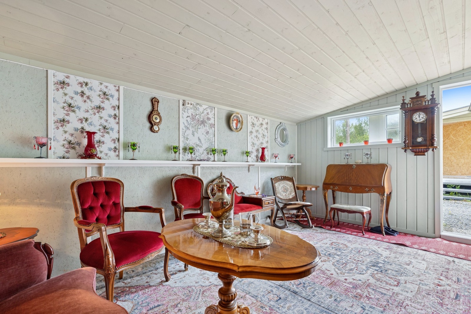 Annekset er innredet med stue, kontor, toalett med forbrenningstoalett, samt to utvendige boder. Galleribilde