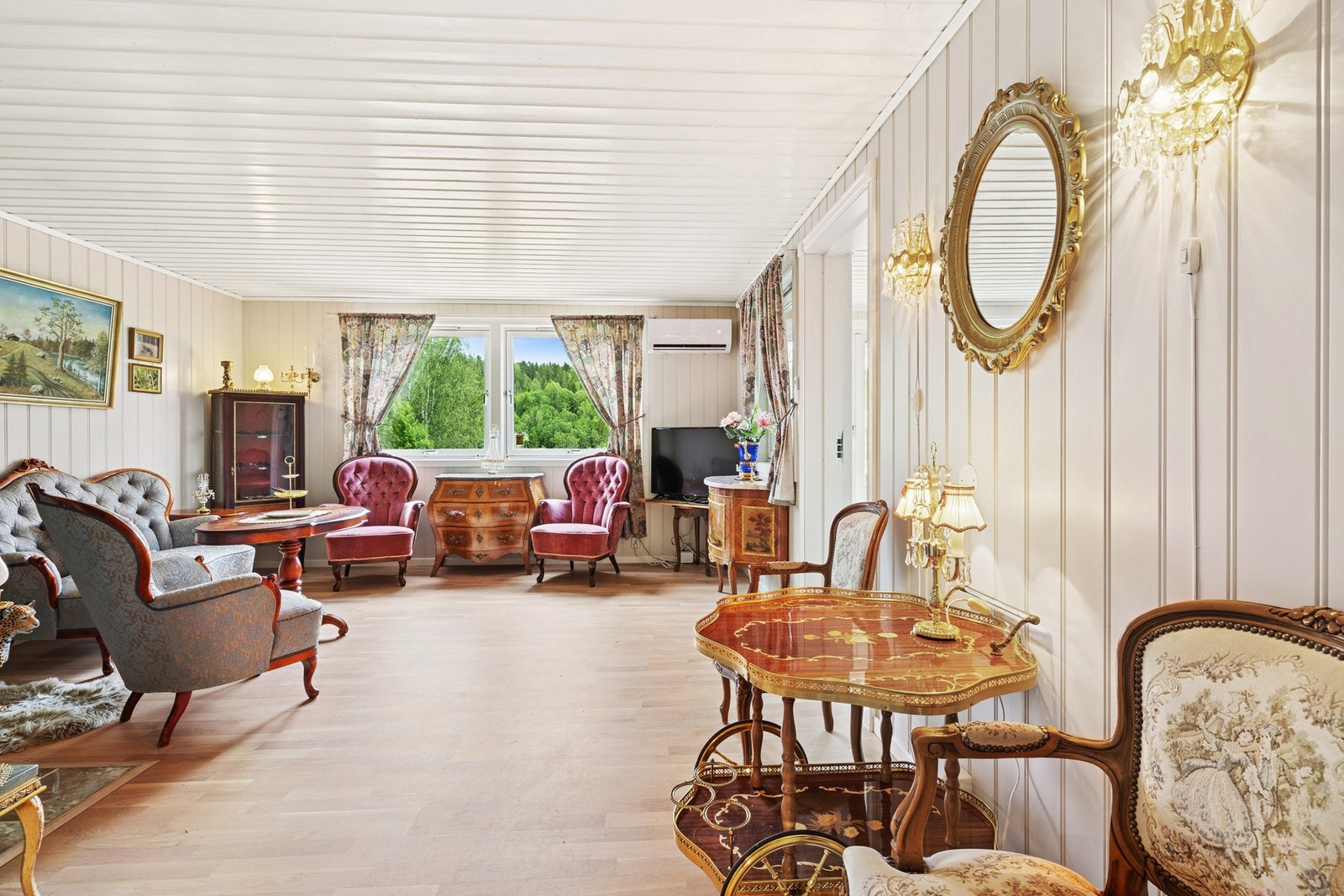 Boligens stue er av lys og åpen karakter, med gode innredningsmuligheter. Galleribilde