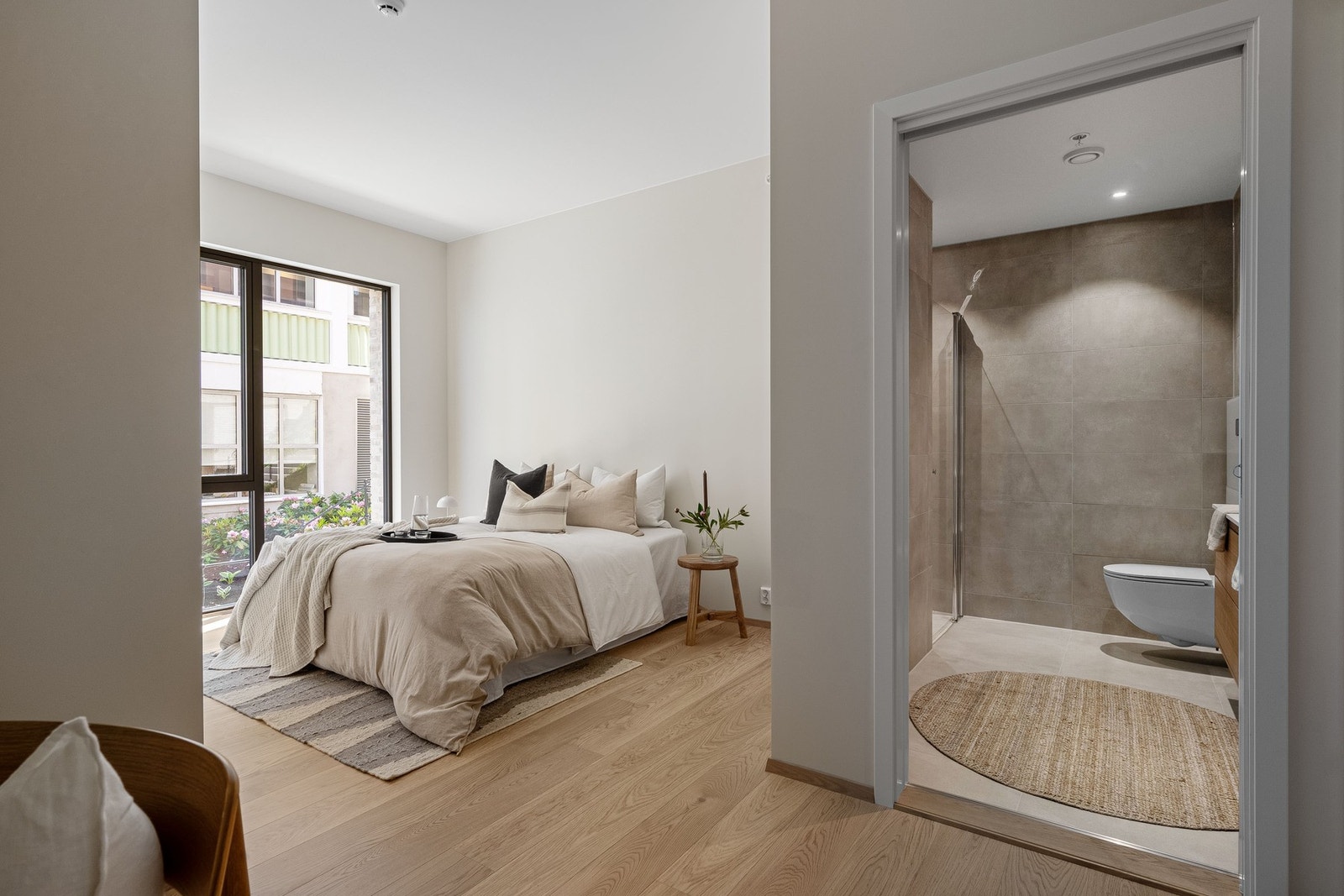 Hovedsoverommet har direkte inngang til eget bad samt en naturlig sone man kan sette opp en større garderobe/"walk-in". Galleribilde