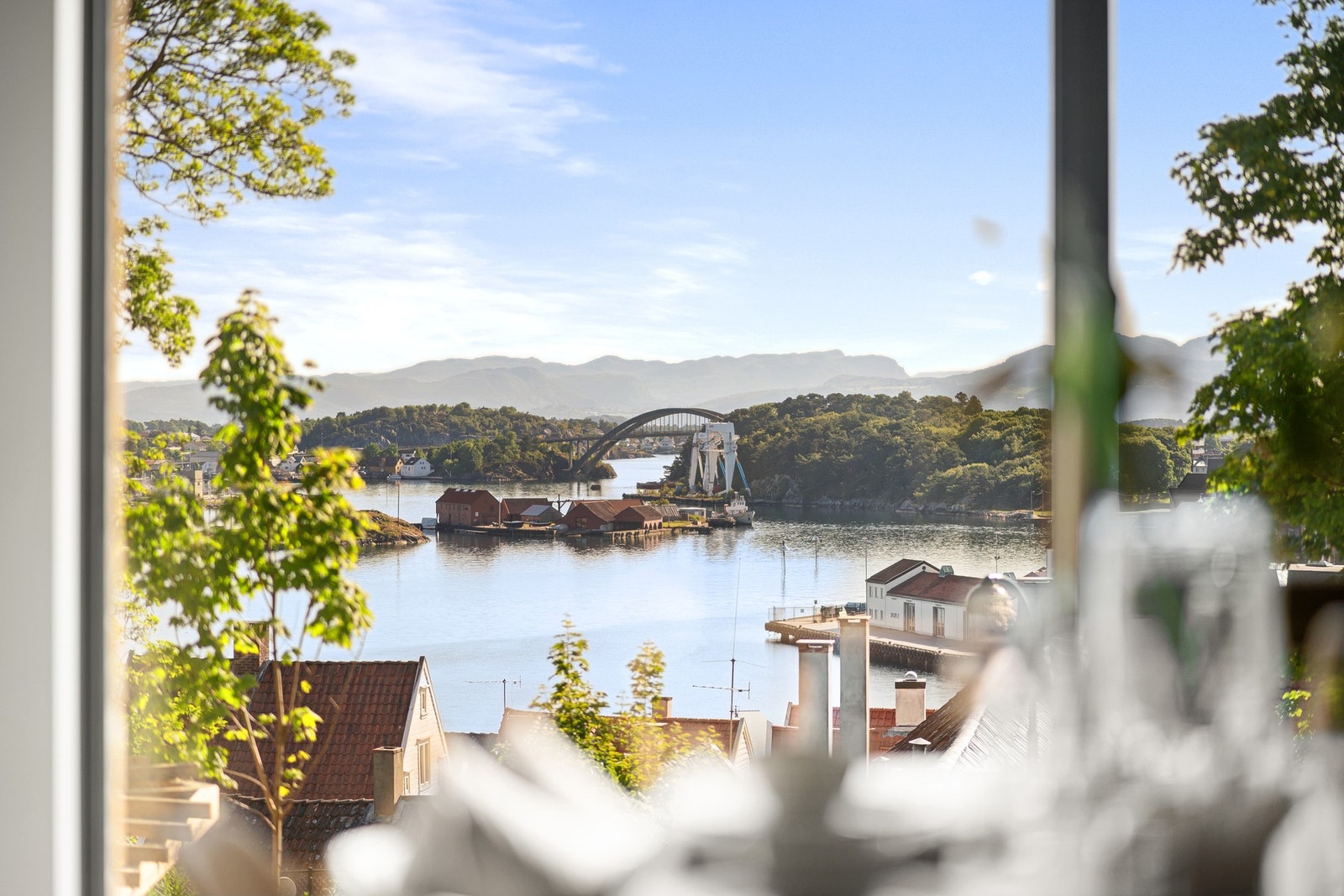 Leiligheten har en flott plassering i bygget med god utsikt til Vågen i Stavanger. Galleribilde