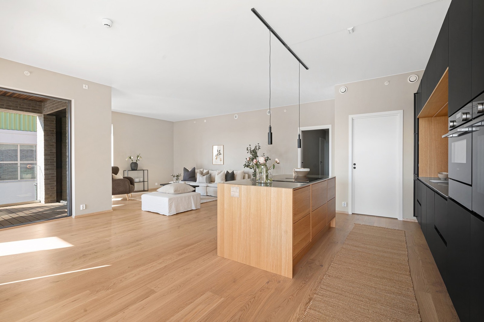 Meget romslig stue med naturlige soner. Galleribilde