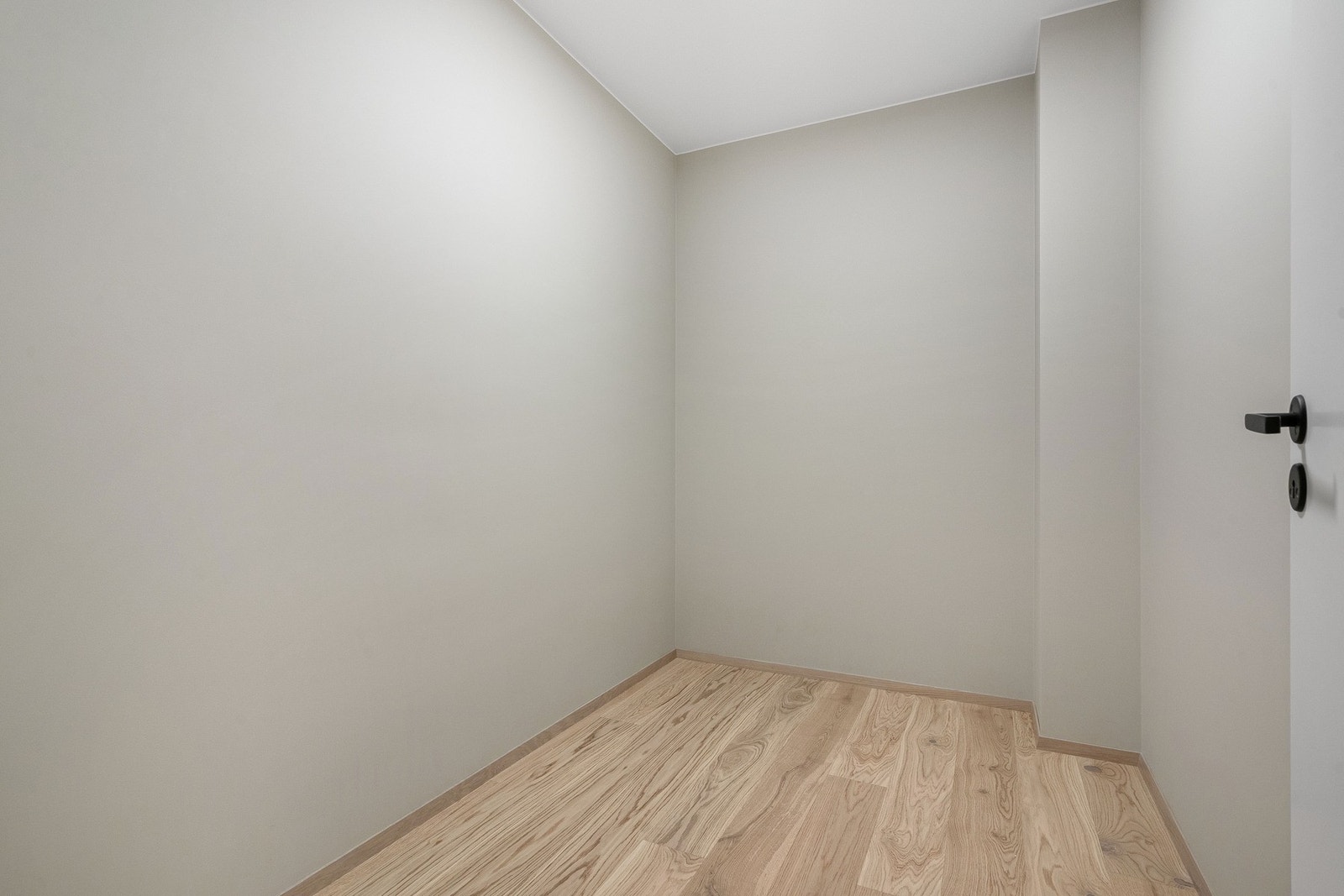 Stor praktisk bod med inngang fra gangen rett ved inngangsdøren til leiligheten. Galleribilde