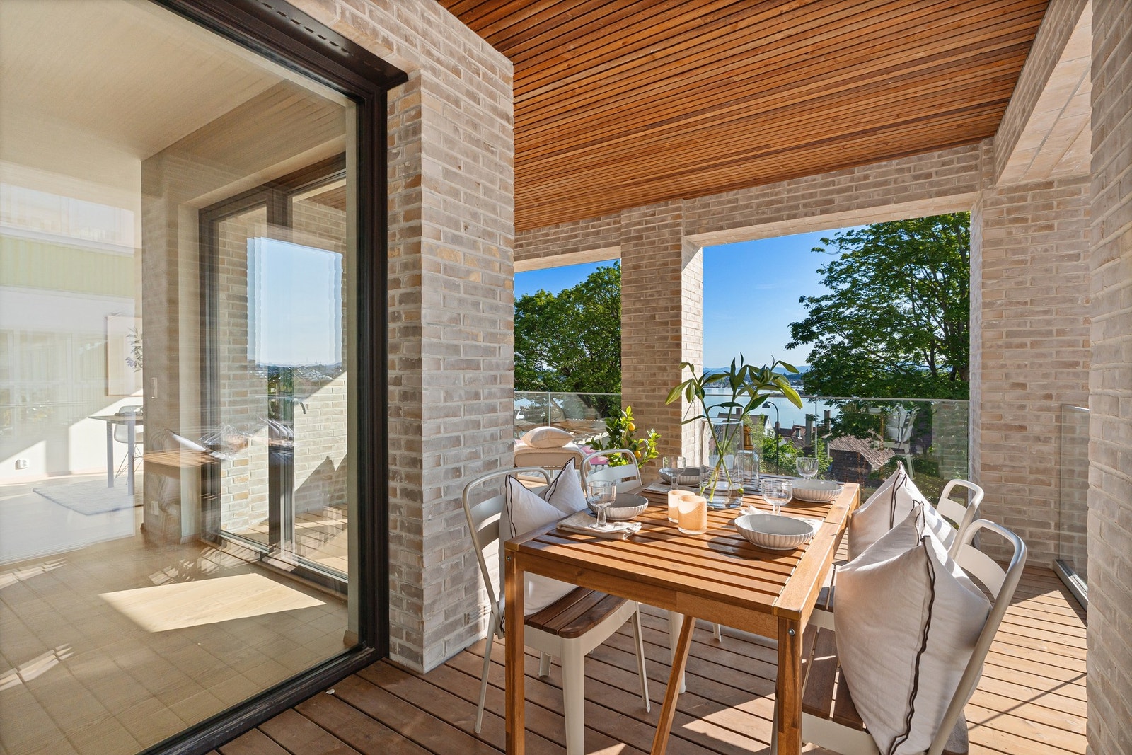 De høye materialvalget på bygget kommer godt til synet også på terrassen. Galleribilde