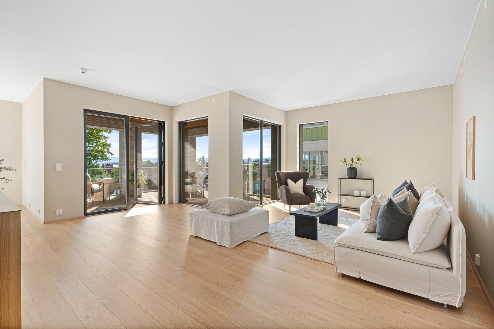 Leiligheten har gjennomgående høyt materialvalg og en god og praktisk planløsning. Galleribilde