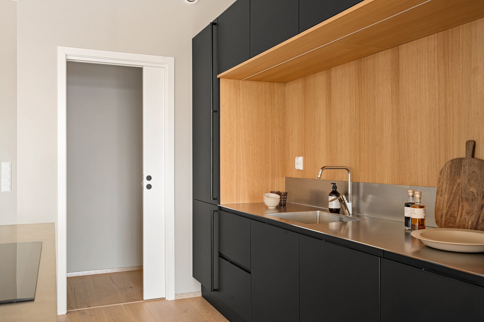 I tilknytning til kjøkkenet har man et praktisk spiskammers for ekstra oppbevaring. Galleribilde