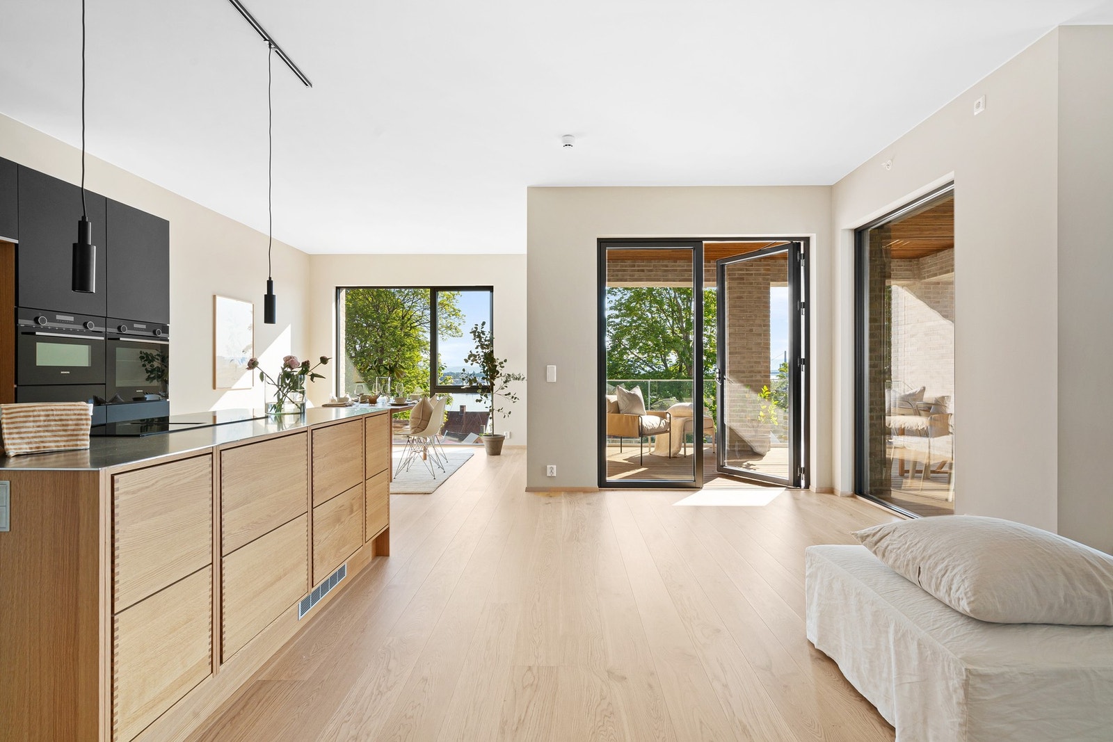 Gjennomgående er vannbåren varme i alle rom, med unntak av soverom. Galleribilde