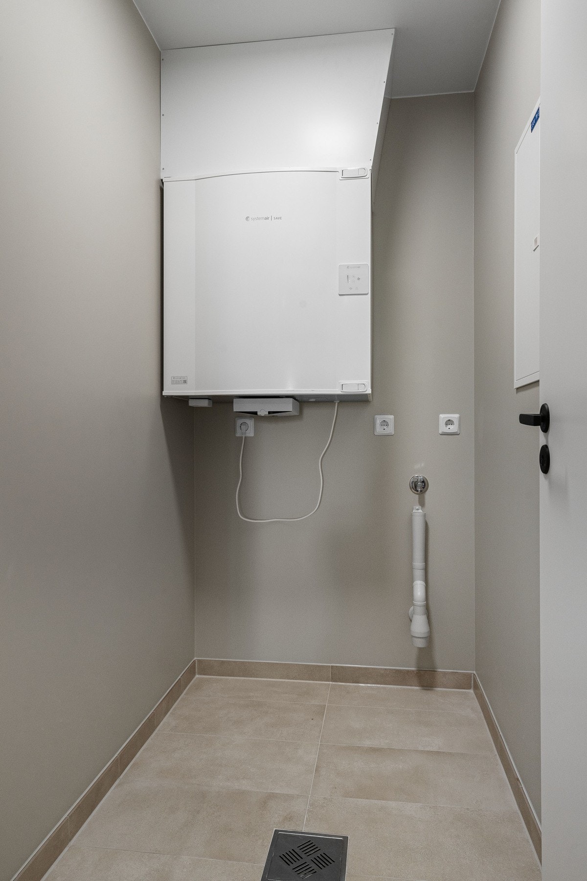 Vaskerom/teknisk med opplegg for vaskemaskin og tørketrommel. Galleribilde