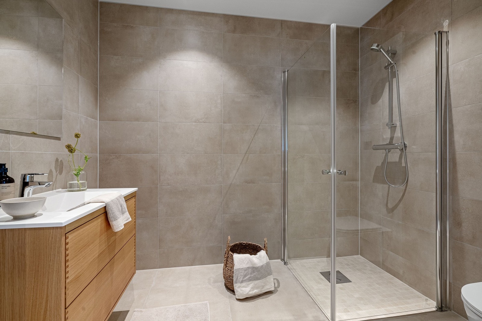 Bad II - hovedbad med inngang fra gangen. Galleribilde