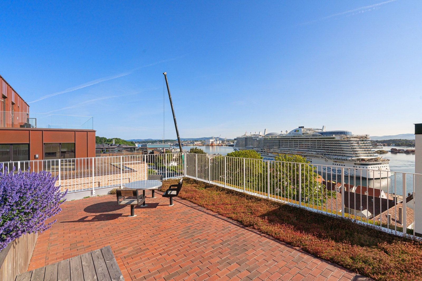 Takterrassen er felles for beboere og det kreves nøkkel for adkomst. Galleribilde