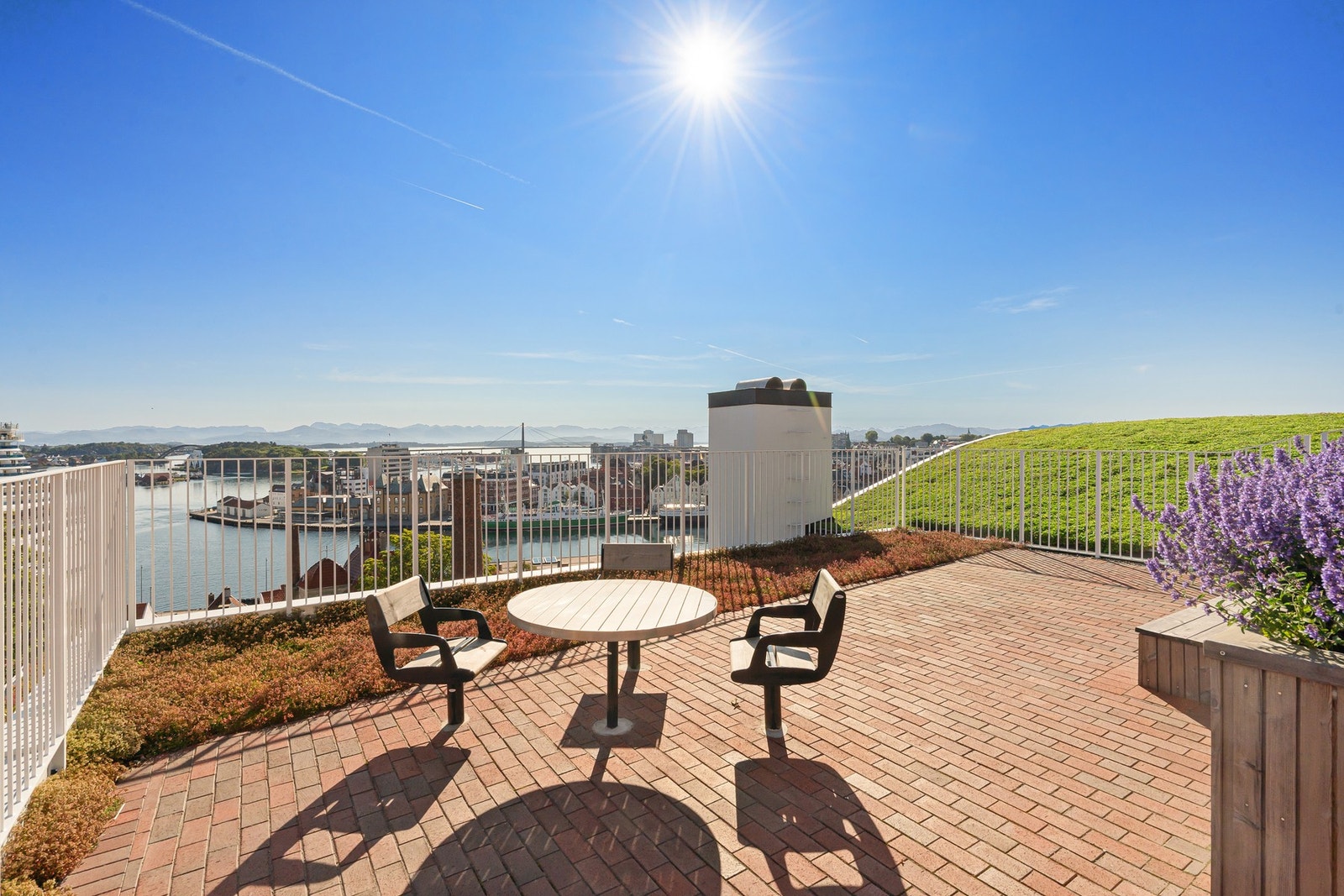 Felles takterrasse med nydelige solforhold og utsikt utover store deler av byen og hele innseiligen til Stavanger. Galleribilde