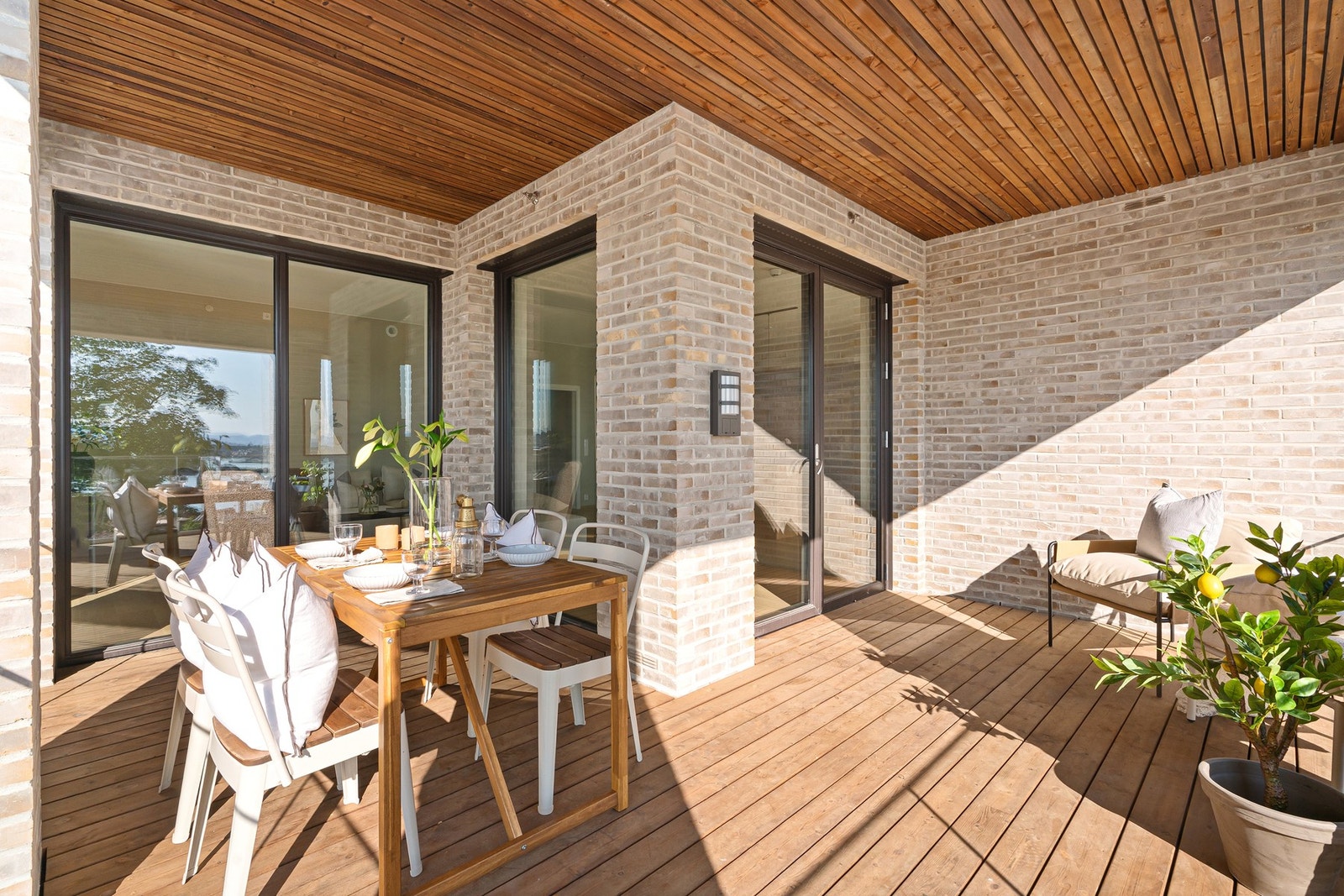 Direkte utgang fra stuen til terrassen. Galleribilde