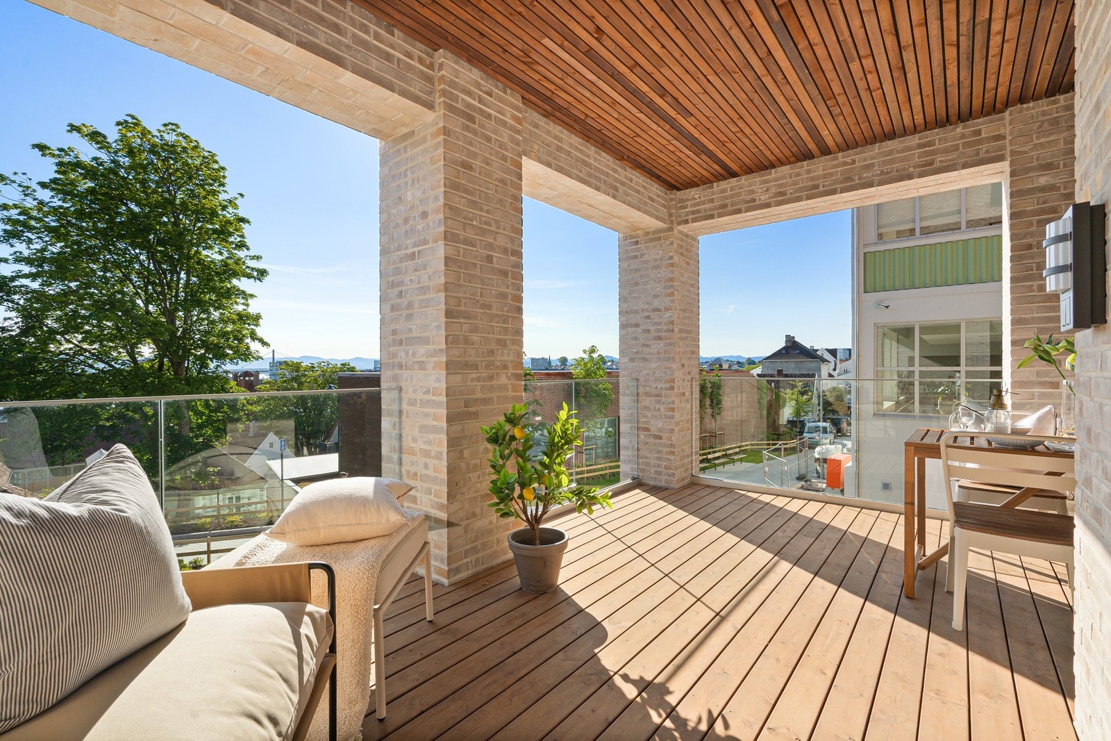 Terrassen måler hele 19 kvm og har flott utsikt samt morgen -og formiddagssol. Galleribilde