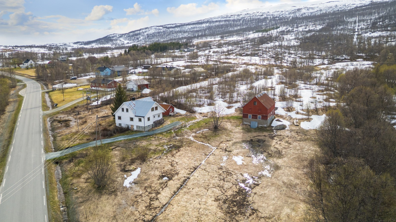 Stor tomt, her ser du både eneboligen, uthuset, garasjen og fjøsen.