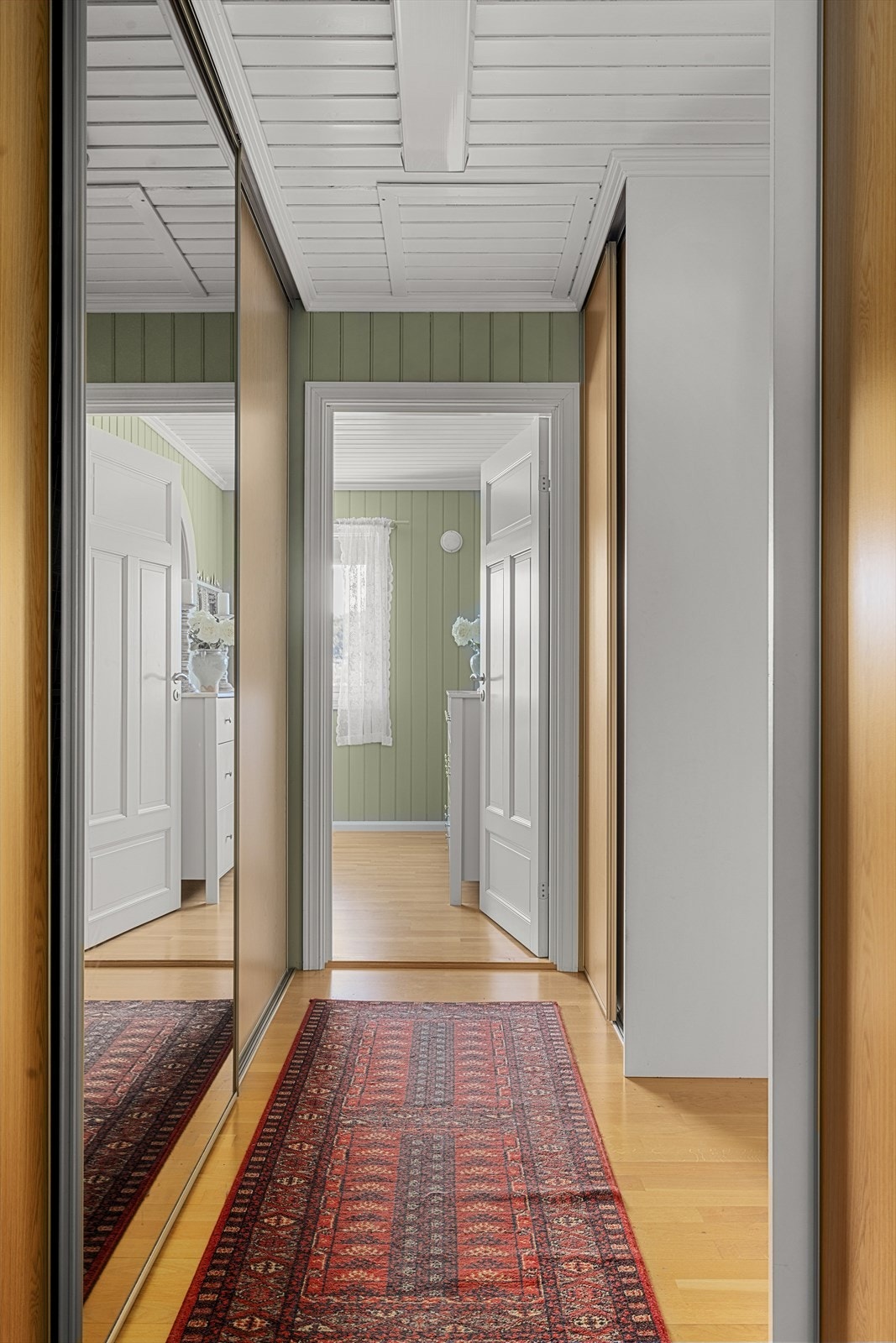Gang på innsiden av entré med romslig skyvedørsgarderobe Galleribilde