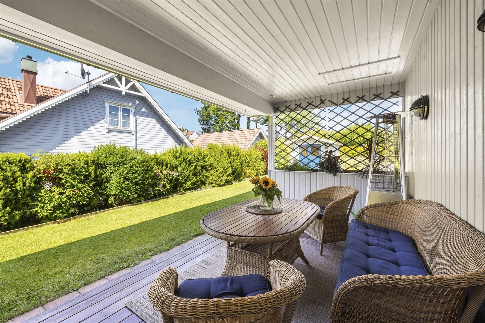 Overbygget terrasse på utsiden av TV-stuen Galleribilde