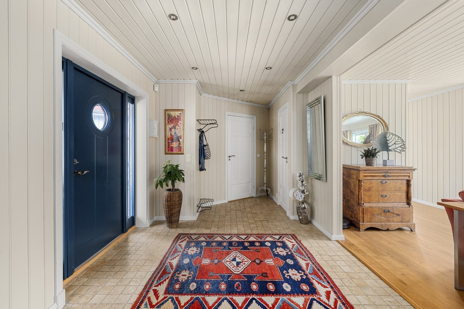 Entréen har god plass til å sette fra seg sko og yttertøy Galleribilde