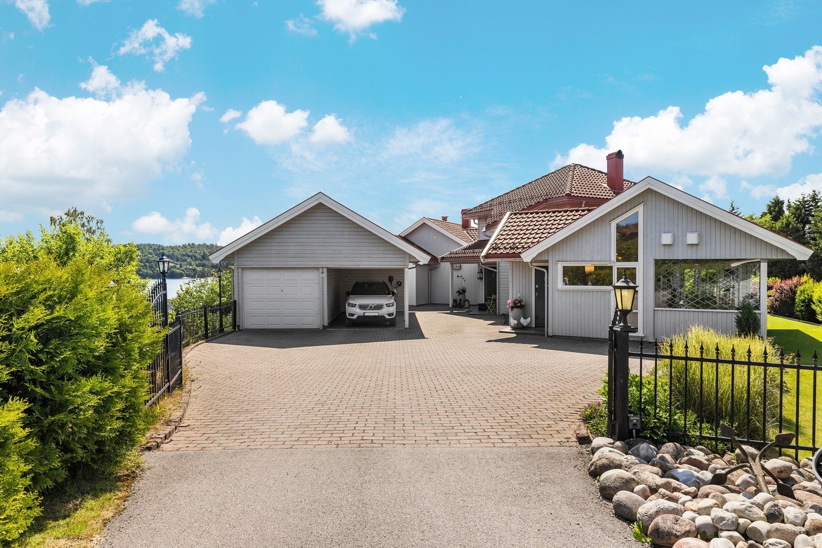 Gode parkeringsmuligheter i garasje, carport og gårdsplass. Det er montert lader til elbil i carport Galleribilde