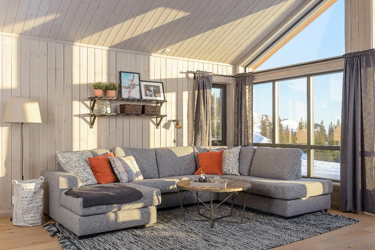 Store vinduer som slipper naturen inn. Galleribilde