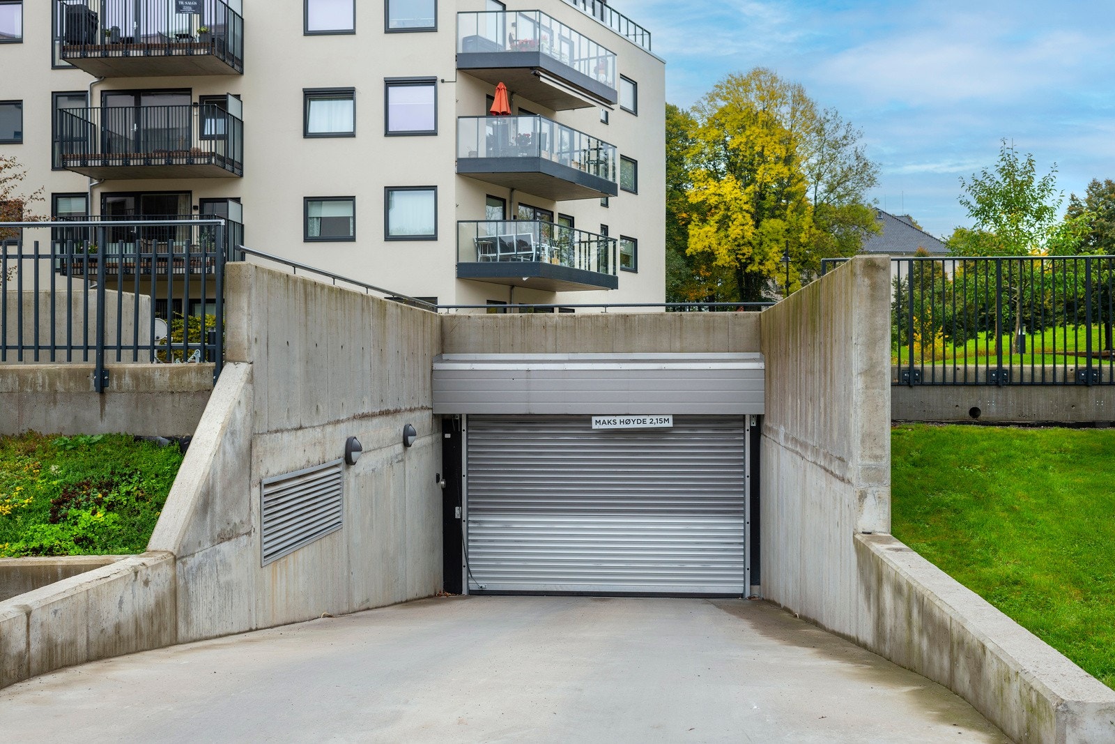 Det tilhører en garsjeplass i 2457 Teieparken garasjesameie. Garasjeanlegget utgjør en egen fradelt anleggseiendom under bakkenivå med gnr. 11003, bnr. 362. For øvrig er det gateparkering etter områdets bestemmelser. Galleribilde