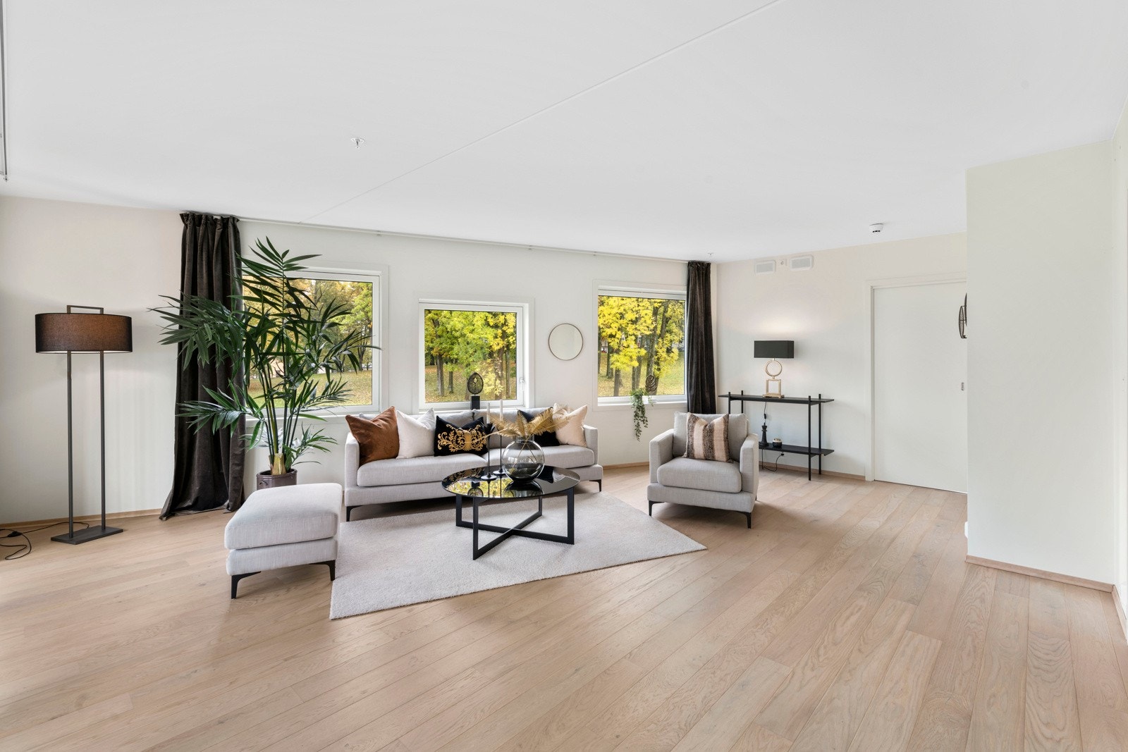 Leilighet på andre etasjeplan, i boligblokk bygget i 2021. Rålekker og topp moderne hjørneleilighet med to balkonger, garasjeplass og heis i bygget. I leiligheten er det vannbåren gulvvarme og balansert ventilasjon. Galleribilde