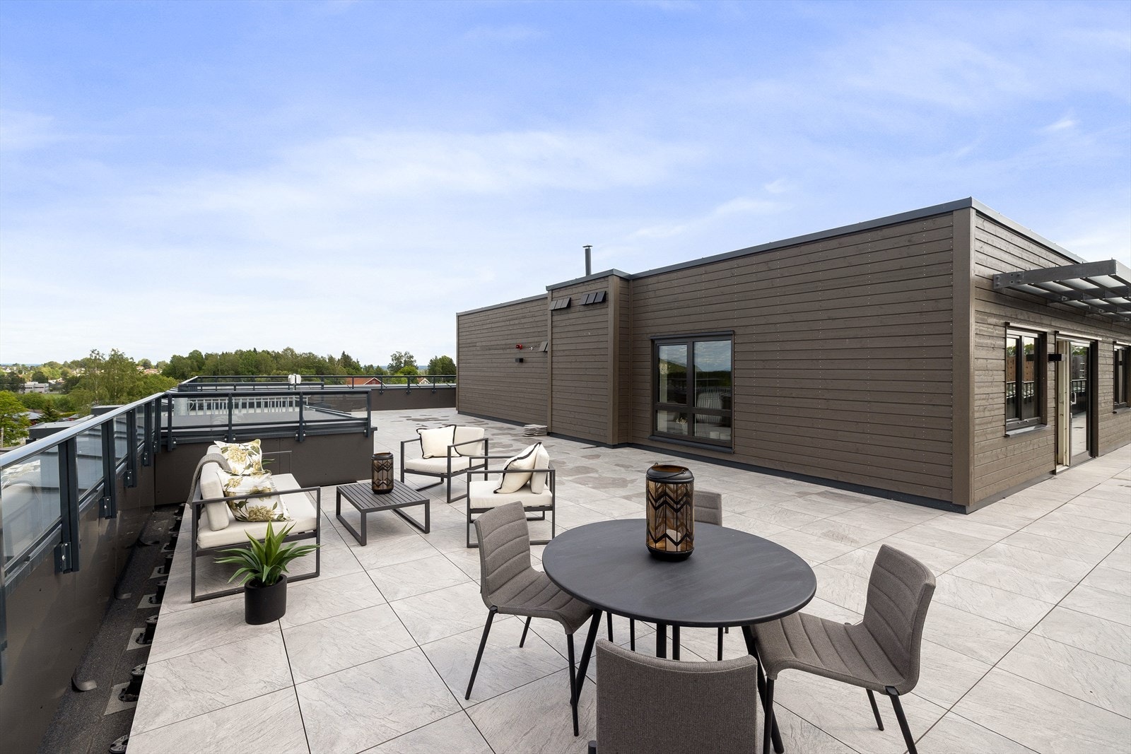 Leiligheten har en egen, privat takterrasse med svært optimale solforhold. Det skal etableres høy skillevegg mot felles takterrasse. Galleribilde