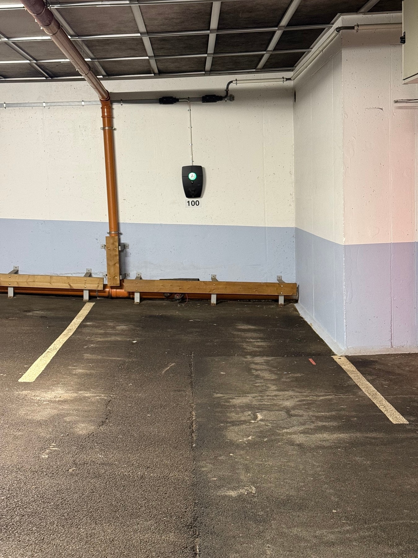 Det medfølger en parkeringsplass i felles lukket anlegg. Det er montert EL-lader. Galleribilde