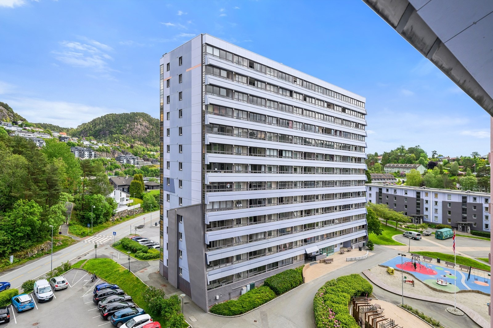 Fellesområdene er pent opparbeidet med lekeplasser. Velkommen på en hyggelig visning! Galleribilde