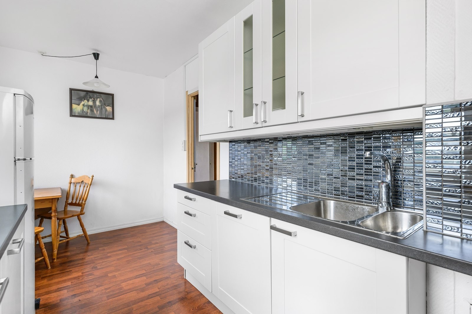 Tidløse fargevalg og integrerte hvitevarer. Galleribilde