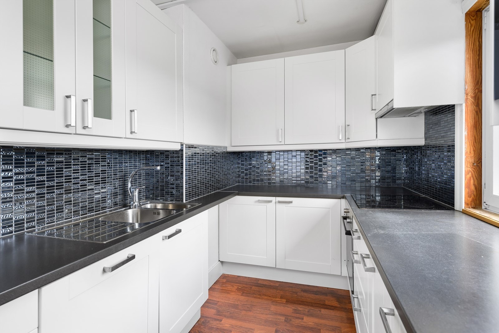 Velfungerende kjøkken med god skap- og benkeplass. Galleribilde