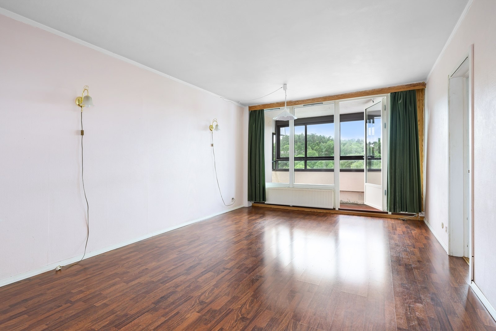 Romslig stue med stort potensiale. Galleribilde