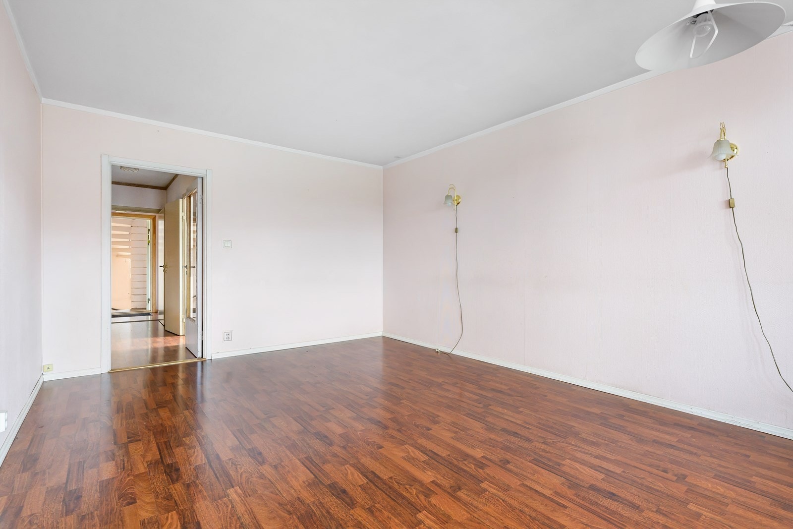 Med enkle grep og overflateoppussing vil denne leiligheten bli moderne og enda mer attraktiv. Galleribilde