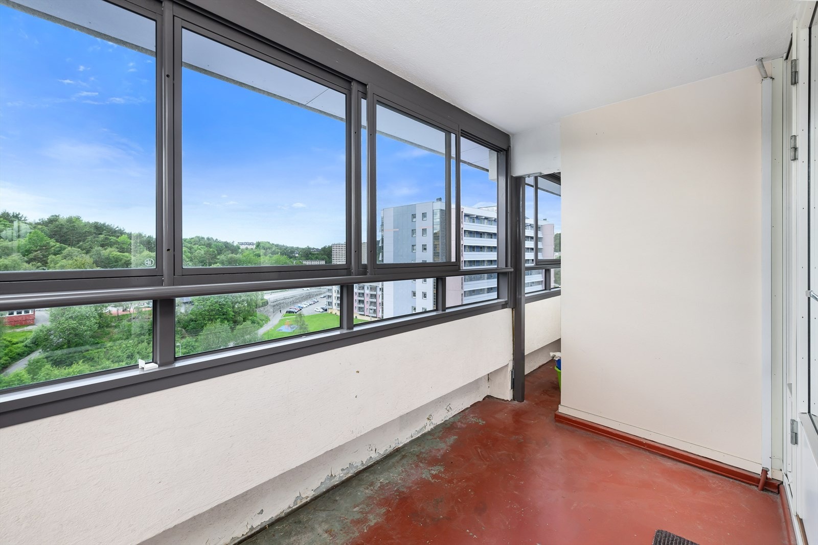 Leiligheten ligger i 11 etg, med nydelige sol- og utsiktsforhold. Galleribilde