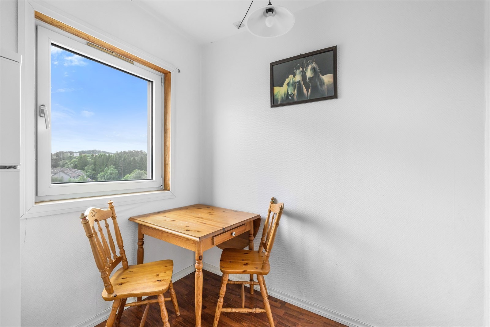 Hjørnebeliggenhet med ekstra vindu på kjøkkenet! Disse leilighetene er sjelden for salg. Galleribilde