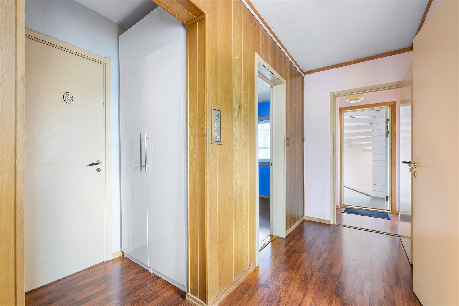 Romslig gang med potensiale. Døren inn til venstre går til en romslig bod. Galleribilde